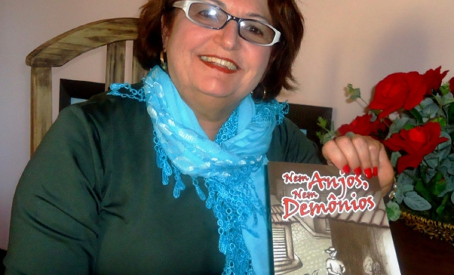 Professora de Centro Socioeducativo  de Cascavel lança livro sobre a formação social de adolescentes, baseado em sua experiência profissional.