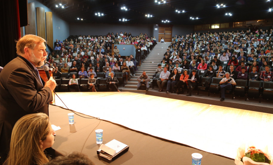 Paranaenses conquistam 35 medalhas de ouro nas Olimpíadas de Matemática Os alunos paranaenses conquistaram ao todo 35 medalhas de ouro, 69 de prata e 191 de bronze, além de 2.928 menções honrosas. <br />
<br />
Veja mais fotos em: <a href=" http://www.flickr.com/photos/flavioarns/sets/72157634075035066/" target="_blank"> http://www.flickr.com/photos/flavioarns/</a>