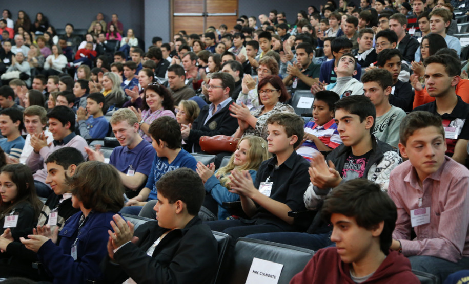 Paranaenses conquistam 35 medalhas de ouro nas Olimpíadas de Matemática Os alunos paranaenses conquistaram ao todo 35 medalhas de ouro, 69 de prata e 191 de bronze, além de 2.928 menções honrosas. <br />
<br />
Veja mais fotos em: <a href=" http://www.flickr.com/photos/flavioarns/sets/72157634075035066/" target="_blank"> http://www.flickr.com/photos/flavioarns/</a>