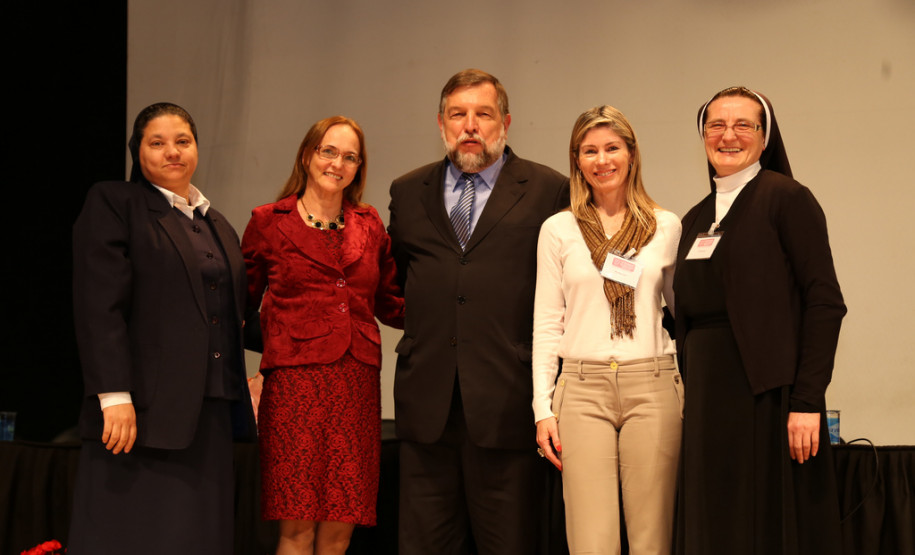 Paranaenses conquistam 35 medalhas de ouro nas Olimpíadas de Matemática Os alunos paranaenses conquistaram ao todo 35 medalhas de ouro, 69 de prata e 191 de bronze, além de 2.928 menções honrosas. <br />
<br />
Veja mais fotos em: <a href=" http://www.flickr.com/photos/flavioarns/sets/72157634075035066/" target="_blank"> http://www.flickr.com/photos/flavioarns/</a>