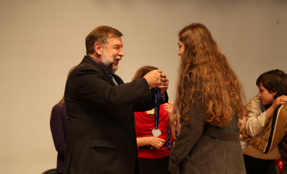 Paranaenses conquistam 35 medalhas de ouro nas Olimpíadas de Matemática Os alunos paranaenses conquistaram ao todo 35 medalhas de ouro, 69 de prata e 191 de bronze, além de 2.928 menções honrosas. <br />
<br />
Veja mais fotos em: <a href=" http://www.flickr.com/photos/flavioarns/sets/72157634075035066/" target="_blank"> http://www.flickr.com/photos/flavioarns/</a>