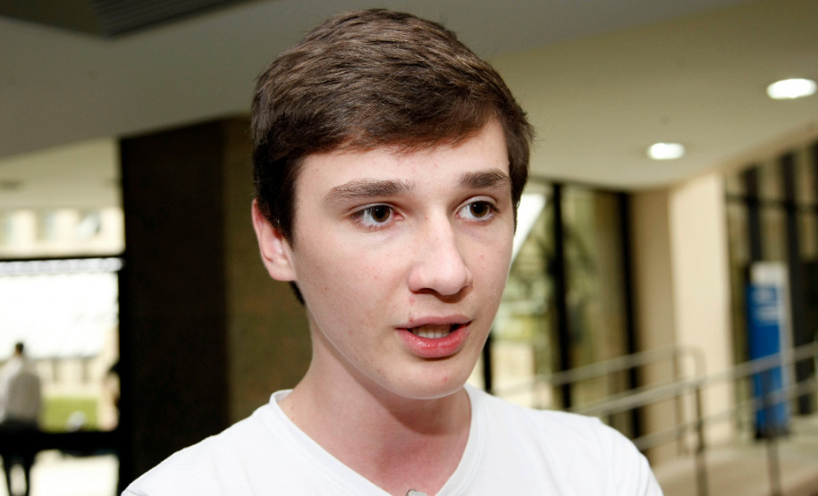 Paranaenses conquistam 35 medalhas de ouro nas Olimpíadas de Matemática 11-06-13 - FIEP - Entrega de medalhas da Olimpíada de Matemática, na foto o aluno João Marcelo Schlickman, de Ampere.