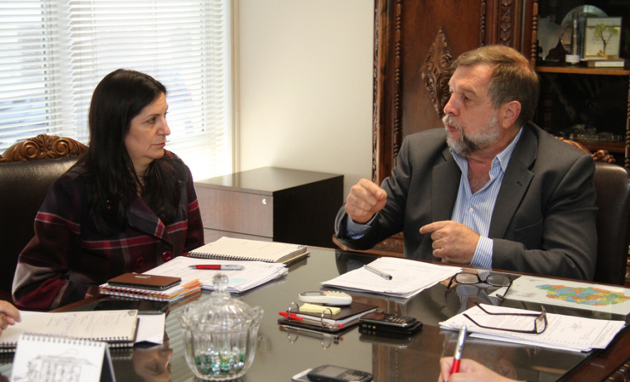 Os principais assuntos tratados na foram o projeto de lei para o piso e equiparação salarial e as diretrizes para o aumento da hora-atividade. <br />
<br />
Veja mais fotos em: <a href=" http://www.flickr.com/photos/flavioarns/sets/72157634082339651/" target="_blank"> http://www.flickr.com/photos/flavioarns</a>