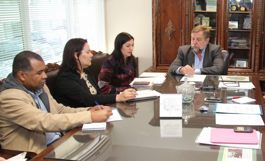 Os principais assuntos tratados na foram o projeto de lei para o piso e equiparação salarial e as diretrizes para o aumento da hora-atividade. <br />
<br />
Veja mais fotos em: <a href=" http://www.flickr.com/photos/flavioarns/sets/72157634082339651/" target="_blank"> http://www.flickr.com/photos/flavioarns</a>