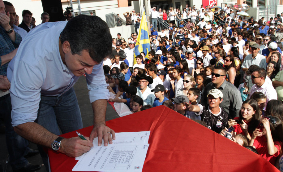 Richa entrega escola em Mangueirinha e anuncia construção de escola indígena