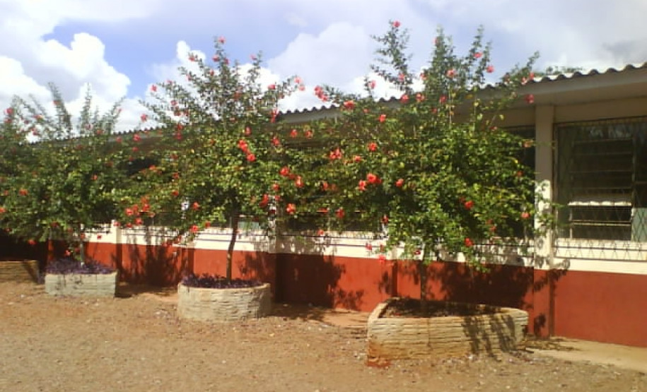 A Secretaria de Estado da Educação licitou as obras para recuperar e modernizar a estrutura do prédio. O investimento é de R$ 1 milhão. Na foto, imagem do pátio do colégio