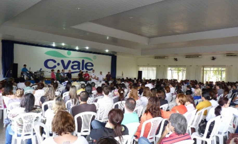 TOLEDO - O Núcleo Regional de Educação de Toledo iniciou essa semana a primeira etapa, que acontece em três municípios pólos: Palotina (que atenderá os Guaíra, Terra Roxa, Palotina e Maripá); Toledo e Marechal Cândido Rondon (que começa na próxima segunda-feira (17). Estão inscritos 3.790 profissionais da educação.