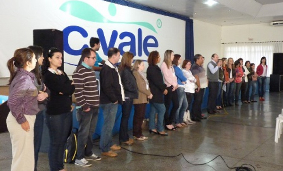 TOLEDO - O Núcleo Regional de Educação de Toledo iniciou essa semana a primeira etapa, que acontece em três municípios pólos: Palotina (que atenderá os Guaíra, Terra Roxa, Palotina e Maripá); Toledo e Marechal Cândido Rondon (que começa na próxima segunda-feira (17). Estão inscritos 3.790 profissionais da educação.