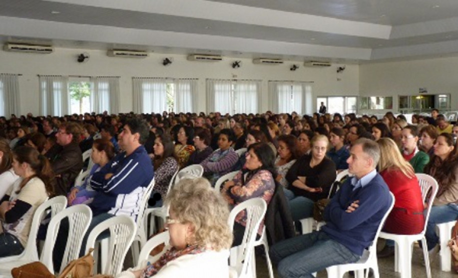 TOLEDO - O Núcleo Regional de Educação de Toledo iniciou essa semana a primeira etapa, que acontece em três municípios pólos: Palotina (que atenderá os Guaíra, Terra Roxa, Palotina e Maripá); Toledo e Marechal Cândido Rondon (que começa na próxima segunda-feira (17). Estão inscritos 3.790 profissionais da educação.