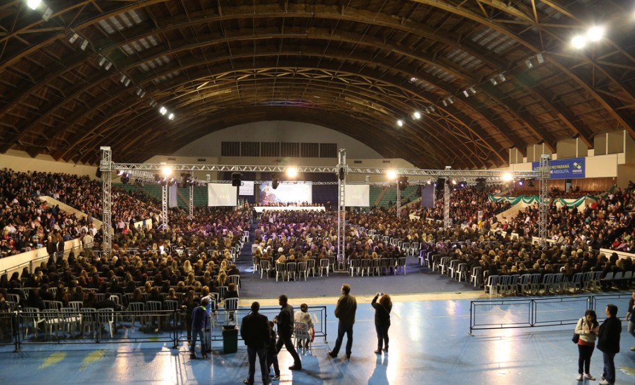 Dois mil profissionais da educação que atuam na Região Metropolitana de Curitiba, na capital e no Litoral se reuniram para colar grau nesta sexta-feira.<br />
<br />
Veja mais fotos em: <a href=" http://www.flickr.com/photos/flavioarns/sets/72157634134129692/" target="_blank"> http://www.flickr.com/photos/flavioarns</a>