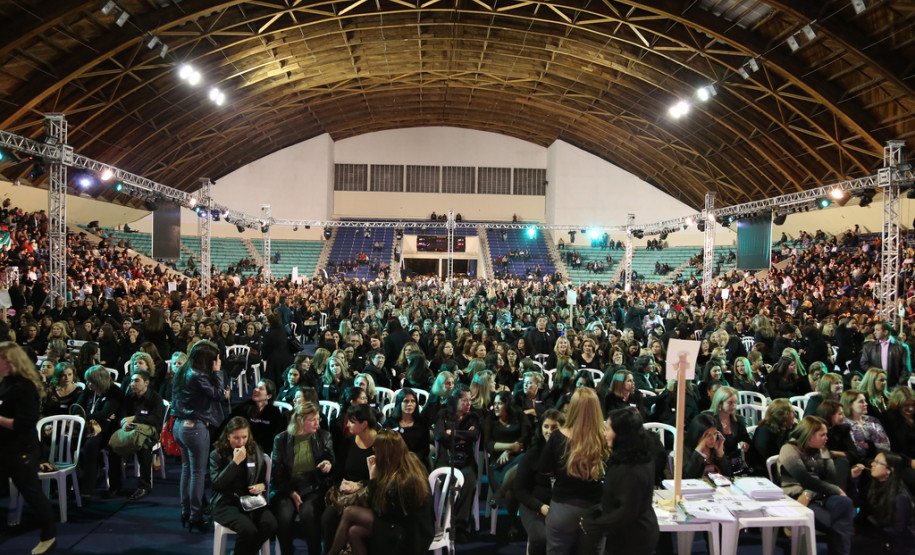 Dois mil profissionais da educação que atuam na Região Metropolitana de Curitiba, na capital e no Litoral se reuniram para colar grau nesta sexta-feira.<br />
<br />
Veja mais fotos em: <a href=" http://www.flickr.com/photos/flavioarns/sets/72157634134129692/" target="_blank"> http://www.flickr.com/photos/flavioarns</a>