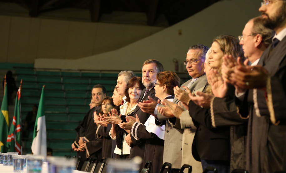 Dois mil profissionais da educação que atuam na Região Metropolitana de Curitiba, na capital e no Litoral se reuniram para colar grau nesta sexta-feira.<br />
<br />
Veja mais fotos em: <a href=" http://www.flickr.com/photos/flavioarns/sets/72157634134129692/" target="_blank"> http://www.flickr.com/photos/flavioarns</a>