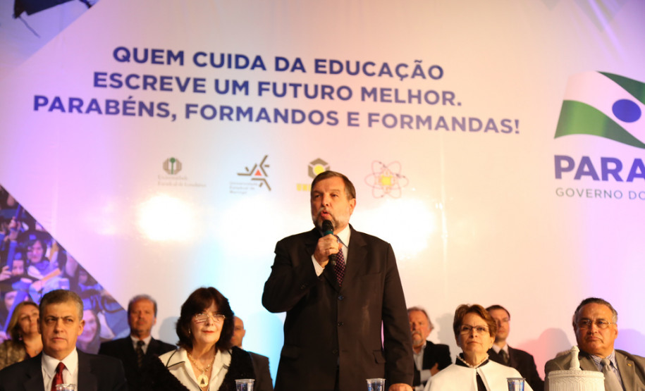 Dois mil profissionais da educação que atuam na Região Metropolitana de Curitiba, na capital e no Litoral se reuniram para colar grau nesta sexta-feira.<br />
<br />
Veja mais fotos em: <a href=" http://www.flickr.com/photos/flavioarns/sets/72157634134129692/" target="_blank"> http://www.flickr.com/photos/flavioarns</a>