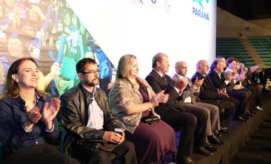 Dois mil profissionais da educação que atuam na Região Metropolitana de Curitiba, na capital e no Litoral se reuniram para colar grau nesta sexta-feira.<br />
<br />
Veja mais fotos em: <a href=" http://www.flickr.com/photos/flavioarns/sets/72157634134129692/" target="_blank"> http://www.flickr.com/photos/flavioarns</a>