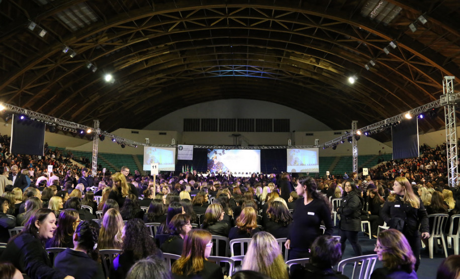 Dois mil profissionais da educação que atuam na Região Metropolitana de Curitiba, na capital e no Litoral se reuniram para colar grau nesta sexta-feira.<br />
<br />
Veja mais fotos em: <a href=" http://www.flickr.com/photos/flavioarns/sets/72157634134129692/" target="_blank"> http://www.flickr.com/photos/flavioarns</a>