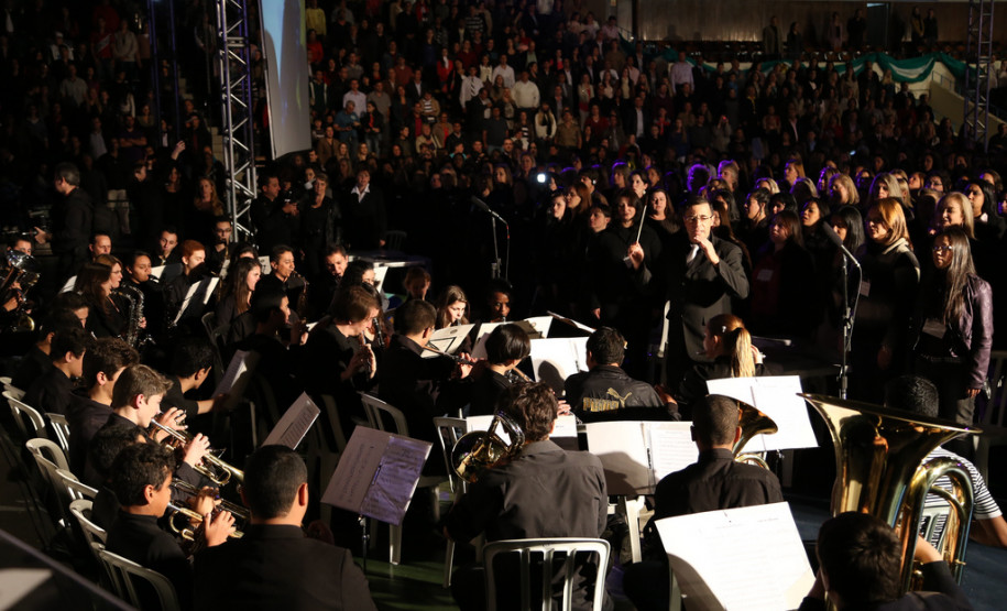 Dois mil profissionais da educação que atuam na Região Metropolitana de Curitiba, na capital e no Litoral se reuniram para colar grau nesta sexta-feira.<br />
<br />
Veja mais fotos em: <a href=" http://www.flickr.com/photos/flavioarns/sets/72157634134129692/" target="_blank"> http://www.flickr.com/photos/flavioarns</a>