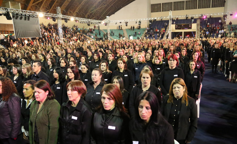 Dois mil profissionais da educação que atuam na Região Metropolitana de Curitiba, na capital e no Litoral se reuniram para colar grau nesta sexta-feira.<br />
<br />
Veja mais fotos em: <a href=" http://www.flickr.com/photos/flavioarns/sets/72157634134129692/" target="_blank"> http://www.flickr.com/photos/flavioarns</a>