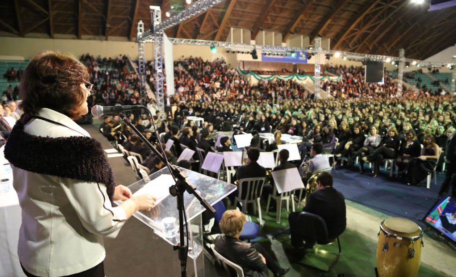 Dois mil profissionais da educação que atuam na Região Metropolitana de Curitiba, na capital e no Litoral se reuniram para colar grau nesta sexta-feira.<br />
<br />
Veja mais fotos em: <a href=" http://www.flickr.com/photos/flavioarns/sets/72157634134129692/" target="_blank"> http://www.flickr.com/photos/flavioarns</a>