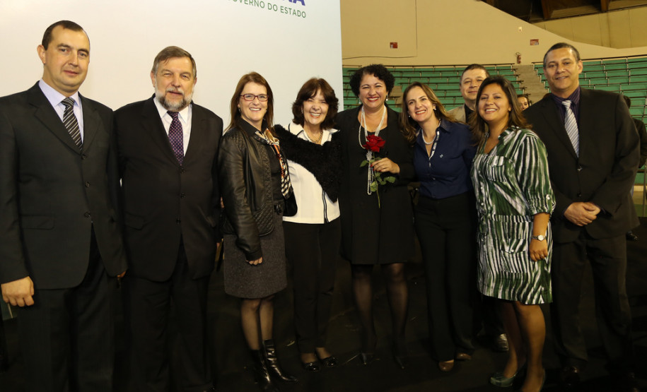 Dois mil profissionais da educação que atuam na Região Metropolitana de Curitiba, na capital e no Litoral se reuniram para colar grau nesta sexta-feira.<br />
<br />
Veja mais fotos em: <a href=" http://www.flickr.com/photos/flavioarns/sets/72157634134129692/" target="_blank"> http://www.flickr.com/photos/flavioarns</a>