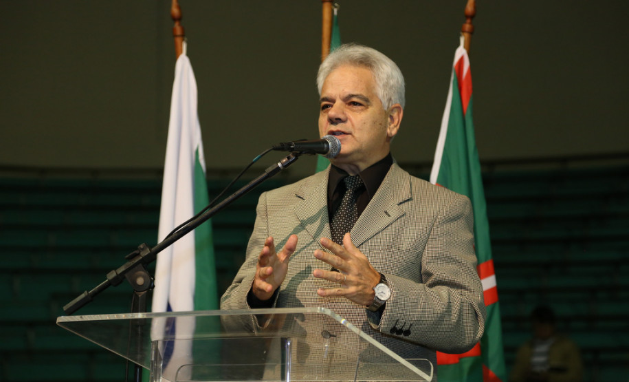 Dois mil profissionais da educação que atuam na Região Metropolitana de Curitiba, na capital e no Litoral se reuniram para colar grau nesta sexta-feira.<br />
<br />
Veja mais fotos em: <a href=" http://www.flickr.com/photos/flavioarns/sets/72157634134129692/" target="_blank"> http://www.flickr.com/photos/flavioarns</a>