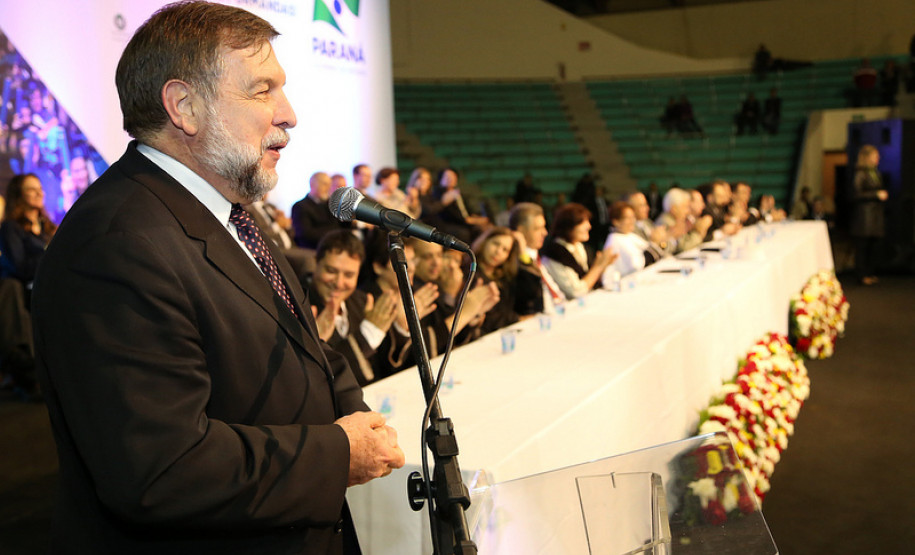 Dois mil profissionais da educação que atuam na Região Metropolitana de Curitiba, na capital e no Litoral se reuniram para colar grau nesta sexta-feira.<br />
<br />
Veja mais fotos em: <a href=" http://www.flickr.com/photos/flavioarns/sets/72157634134129692/" target="_blank"> http://www.flickr.com/photos/flavioarns</a>