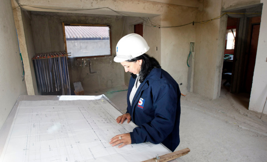 10-06-13 - Sandra Pivatto ex-aluna do curso de edificações  CEEP Curitiba, atualmente trabalha como supervisora de obras num edificio no Bairro Boa Vista.