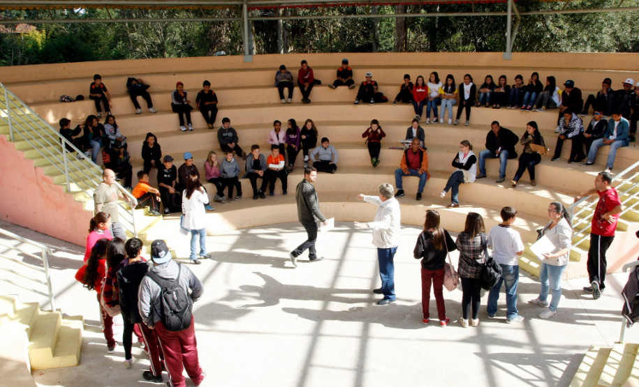 12-06-13 - Alunos dos Colégios Estaduais visitam a Vila da Cidadania na cidade de Piraquara, Cidade Mirim.
