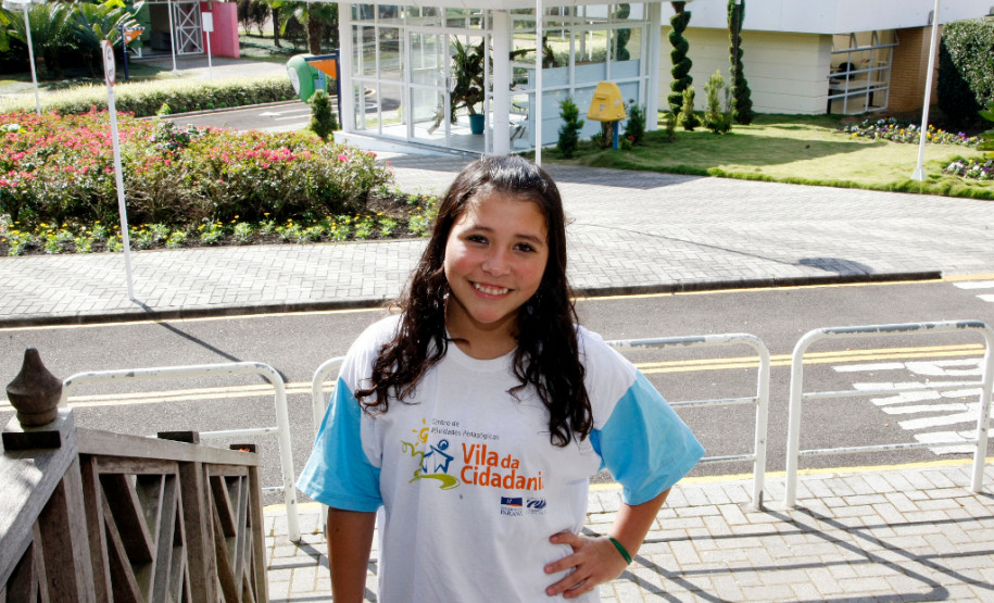 12-06-13 - Alunos dos Colégios Estaduais visitam a Vila da Cidadania na cidade de Piraquara, Cidade Mirim, na foto a aluna Favielli Silva.