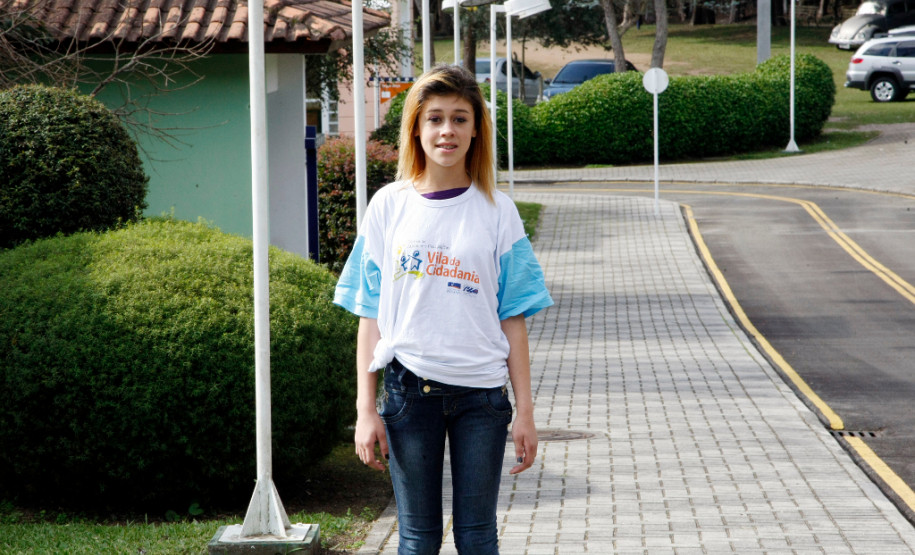 12-06-13 - Alunos dos Colégios Estaduais visitam a Vila da Cidadania na cidade de Piraquara, Cidade Mirim, na foto a Thais vitoria dos Santos.