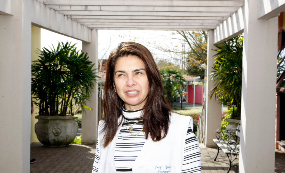 12-06-13 - Alunos dos Colégios Estaduais visitam a Vila da Cidadania na cidade de Piraquara, Cidade Mirim, na foto a professora Geneci da Rosa Quevedo Gonçalves.