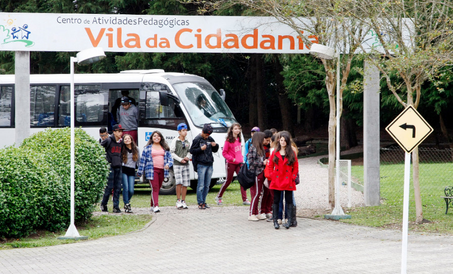 12-06-13 - Alunos dos Colégios Estaduais visitam a Vila da Cidadania na cidade de Piraquara, Cidade Mirim.