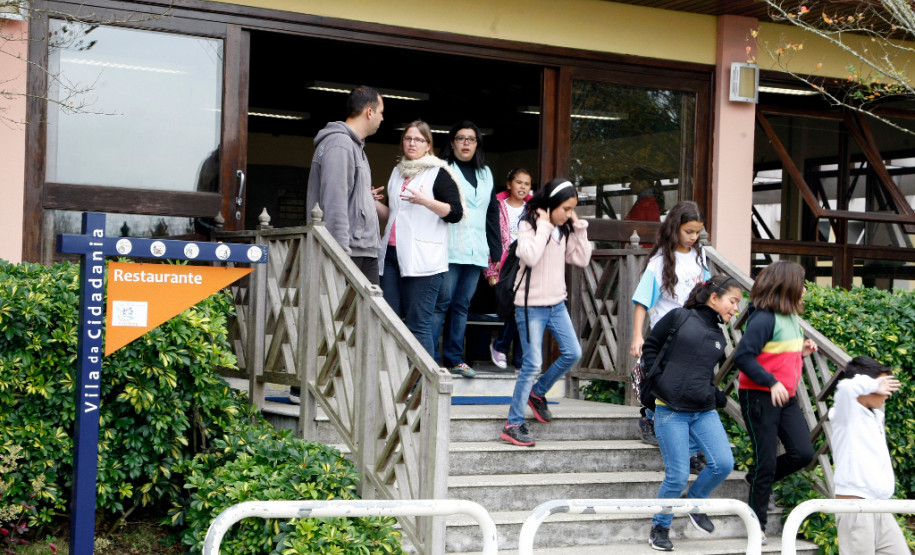 12-06-13 - Alunos dos Colégios Estaduais visitam a Vila da Cidadania na cidade de Piraquara, Cidade Mirim.