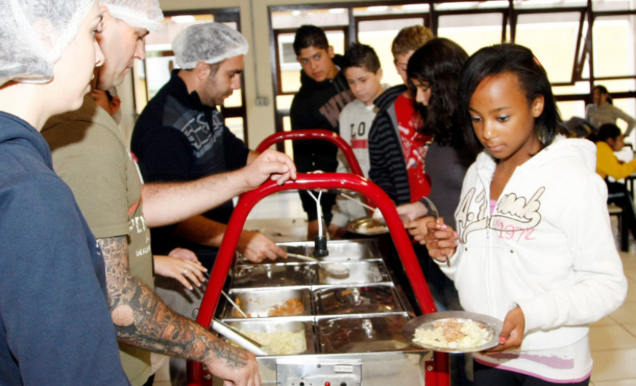 12-06-13 - Alunos dos Colégios Estaduais visitam a Vila da Cidadania na cidade de Piraquara, Cidade Mirim, na foto alunos no refeitório almoçando.