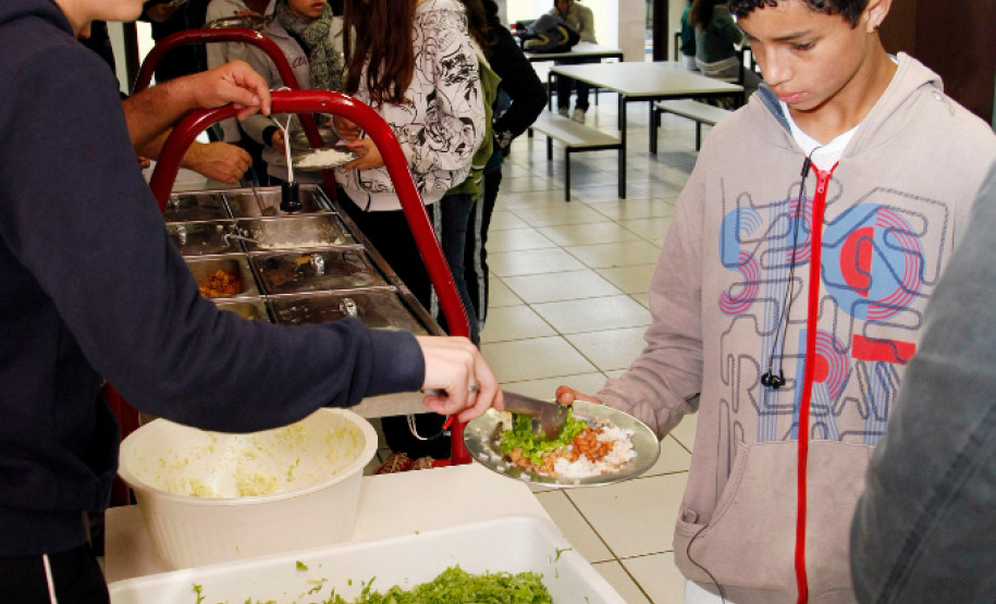 12-06-13 - Alunos dos Colégios Estaduais visitam a Vila da Cidadania na cidade de Piraquara, Cidade Mirim, na foto alunos no refeitório almoçando.