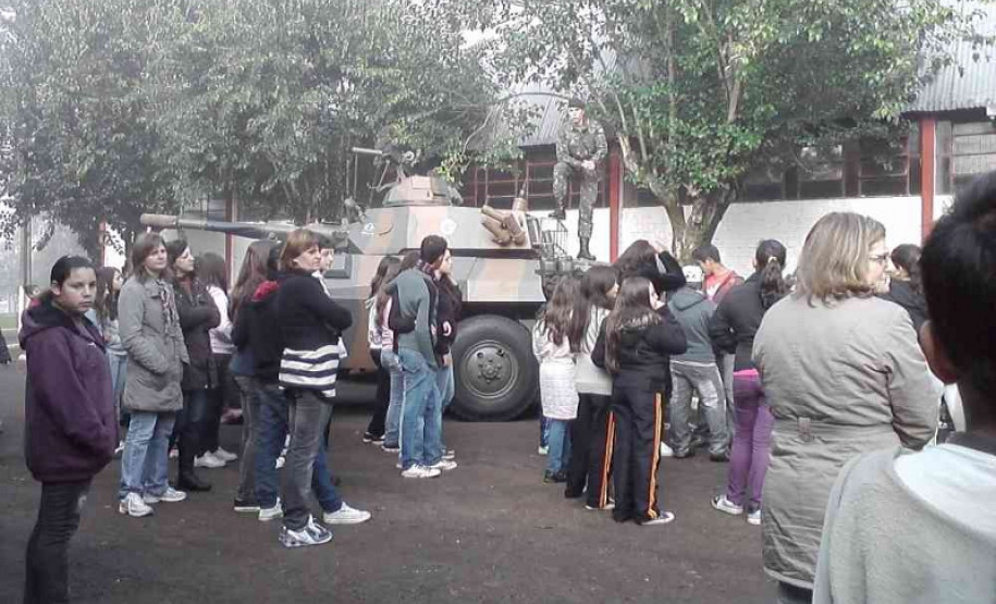 Alunos visitam quartel em Francisco Beltrão