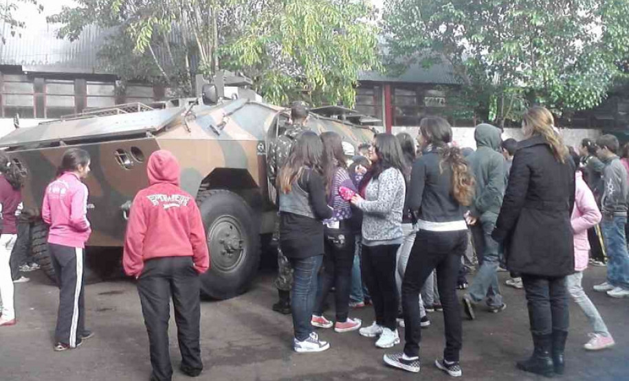 Alunos visitam quartel em Francisco Beltrão