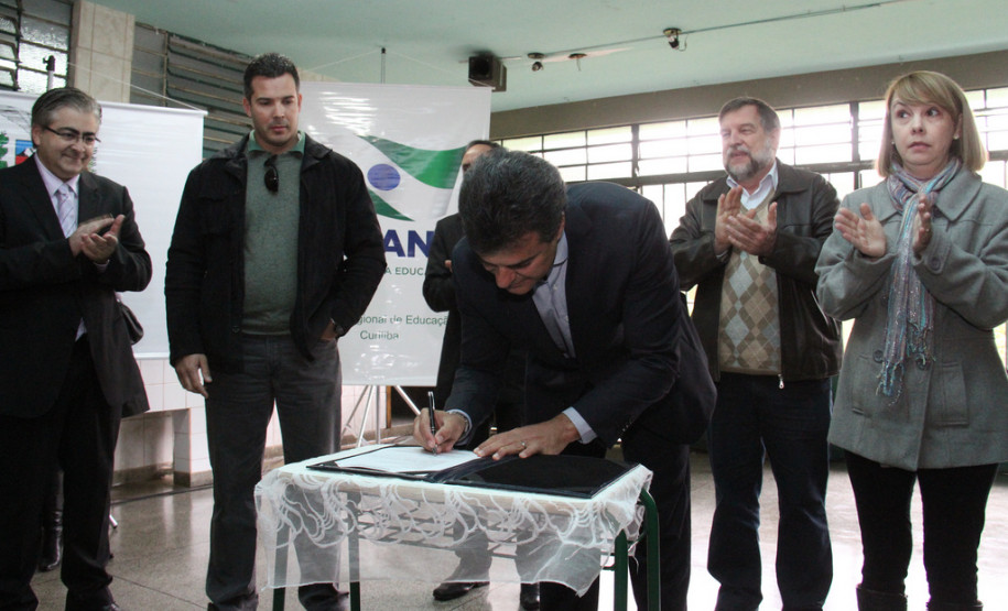 O governador Beto Richa assinou nesta segunda-feira (17), em Curitiba, a ordem de serviço para a ampliação da Escola Estadual Padre João Wislinski. <br />
<br />
Veja mais fotos em: <a href=" http://www.flickr.com/photos/flavioarns/sets/72157634179153590/" target="_blank"> http://www.flickr.com/photos/flavioarns </a>