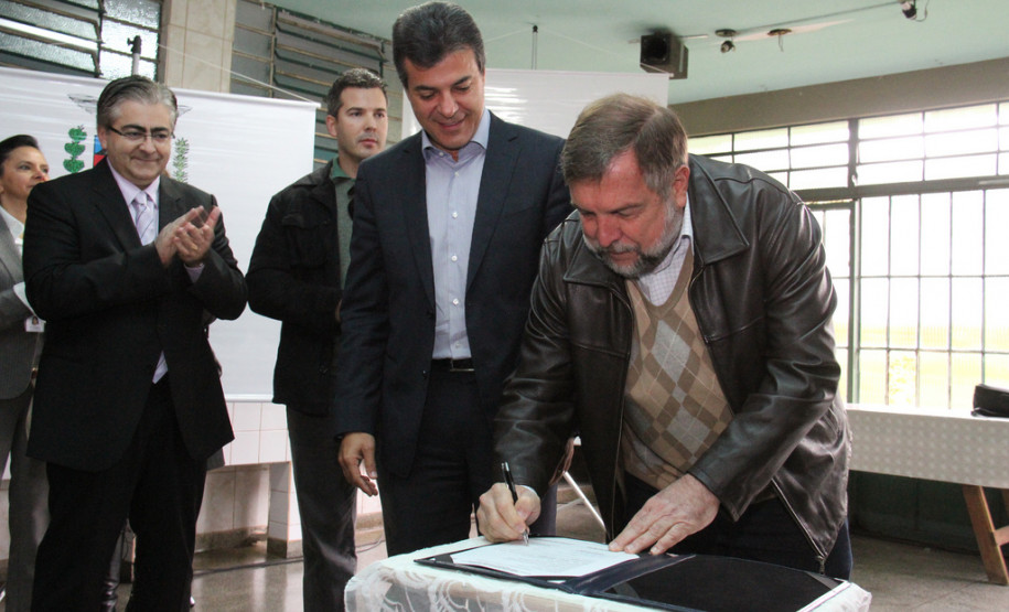 O governador Beto Richa assinou nesta segunda-feira (17), em Curitiba, a ordem de serviço para a ampliação da Escola Estadual Padre João Wislinski. <br />
<br />
Veja mais fotos em: <a href=" http://www.flickr.com/photos/flavioarns/sets/72157634179153590/" target="_blank"> http://www.flickr.com/photos/flavioarns </a>