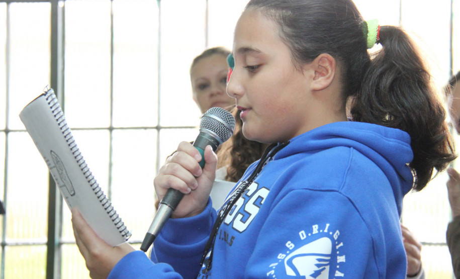 O governador Beto Richa assinou nesta segunda-feira (17), em Curitiba, a ordem de serviço para a ampliação da Escola Estadual Padre João Wislinski. <br />
<br />
Veja mais fotos em: <a href=" http://www.flickr.com/photos/flavioarns/sets/72157634179153590/" target="_blank"> http://www.flickr.com/photos/flavioarns </a>