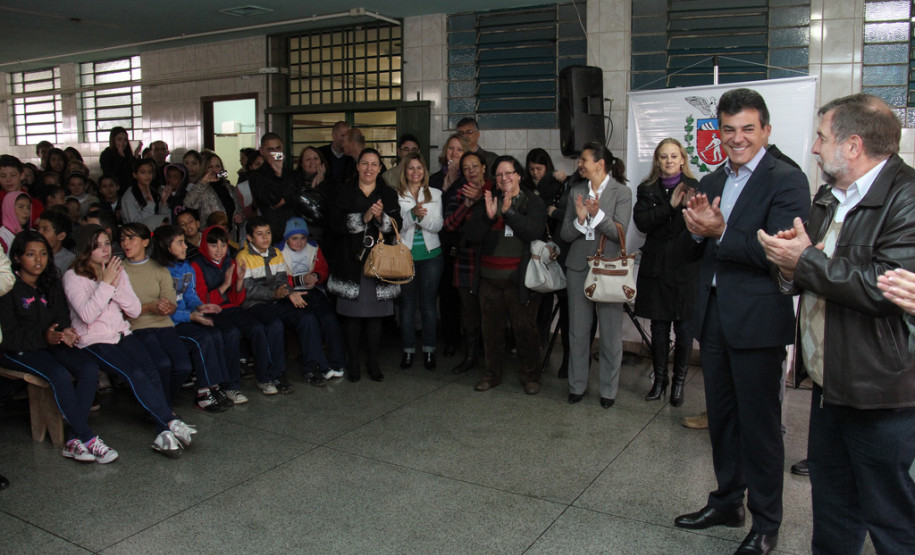 O governador Beto Richa assinou nesta segunda-feira (17), em Curitiba, a ordem de serviço para a ampliação da Escola Estadual Padre João Wislinski. <br />
<br />
Veja mais fotos em: <a href=" http://www.flickr.com/photos/flavioarns/sets/72157634179153590/" target="_blank"> http://www.flickr.com/photos/flavioarns </a>