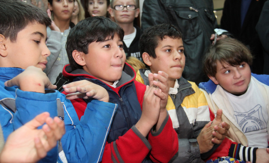 O governador Beto Richa assinou nesta segunda-feira (17), em Curitiba, a ordem de serviço para a ampliação da Escola Estadual Padre João Wislinski. <br />
<br />
Veja mais fotos em: <a href=" http://www.flickr.com/photos/flavioarns/sets/72157634179153590/" target="_blank"> http://www.flickr.com/photos/flavioarns </a>