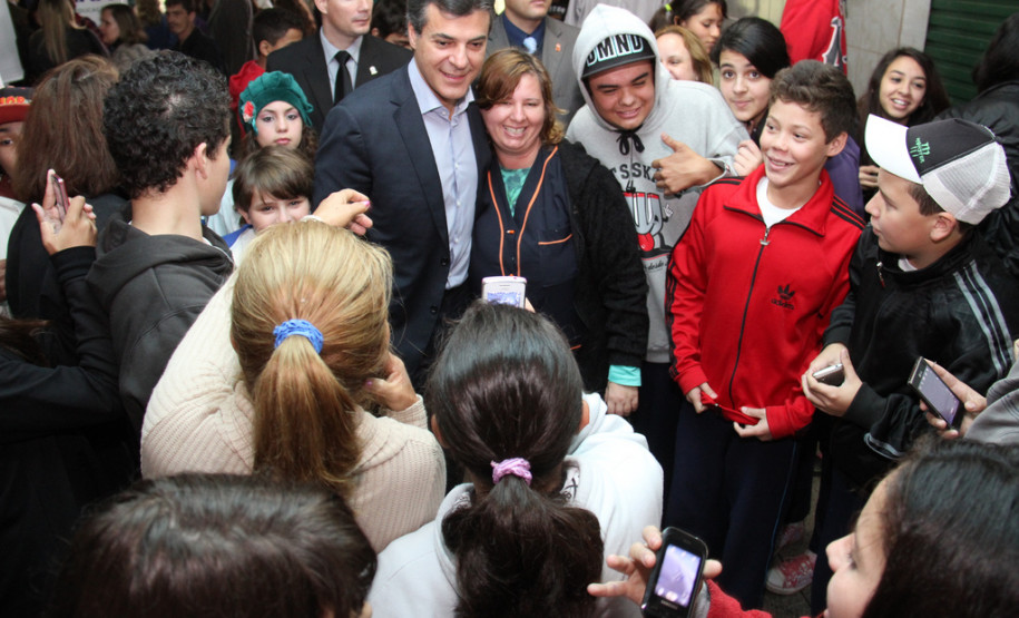O governador Beto Richa assinou nesta segunda-feira (17), em Curitiba, a ordem de serviço para a ampliação da Escola Estadual Padre João Wislinski. <br />
<br />
Veja mais fotos em: <a href=" http://www.flickr.com/photos/flavioarns/sets/72157634179153590/" target="_blank"> http://www.flickr.com/photos/flavioarns </a>