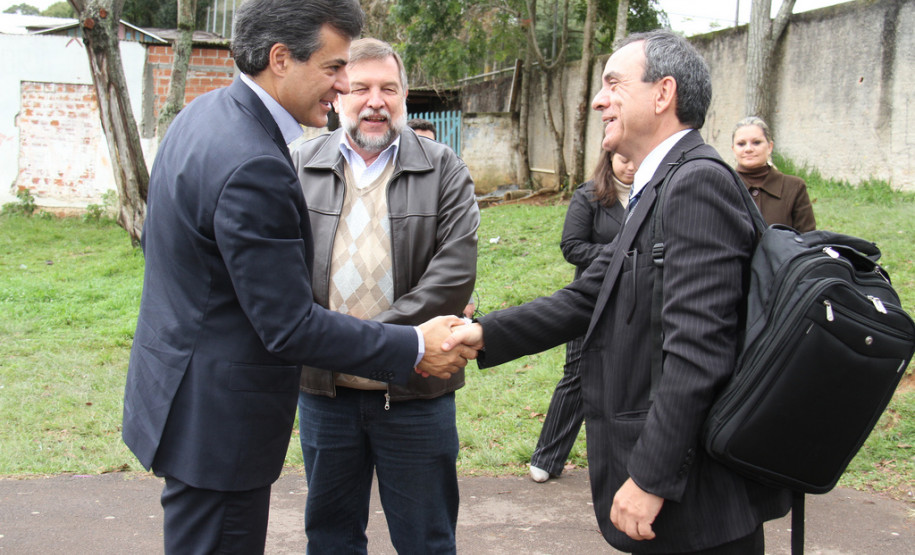 O governador Beto Richa assinou nesta segunda-feira (17), em Curitiba, a ordem de serviço para a ampliação da Escola Estadual Padre João Wislinski. <br />
<br />
Veja mais fotos em: <a href=" http://www.flickr.com/photos/flavioarns/sets/72157634179153590/" target="_blank"> http://www.flickr.com/photos/flavioarns </a>