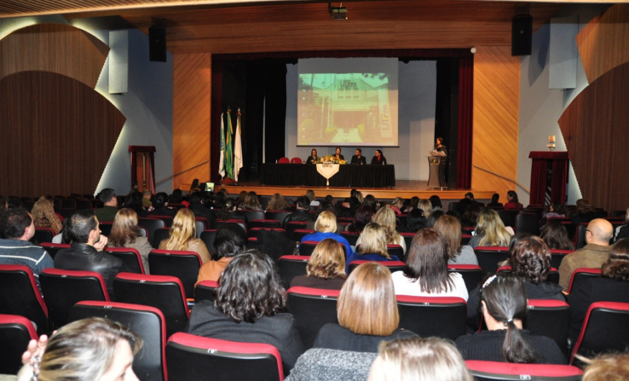 Professores participam de evento sobre novas tecnologias “A escola e as novas tecnologias” é tema do Seminário Temático do PDE 2013, que acontece de 10 a 21 de junho em todo o Estado.