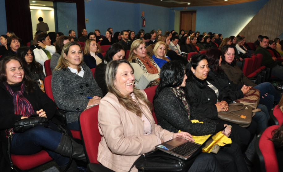 Professores participam de evento sobre novas tecnologias “A escola e as novas tecnologias” é tema do Seminário Temático do PDE 2013, que acontece de 10 a 21 de junho em todo o Estado.