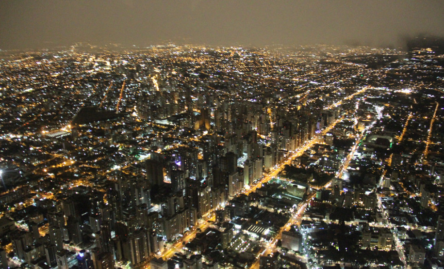 Curitiba à noite.<br />
<br />
Veja mais fotos em: <a href=" http://www.flickr.com/photos/flavioarns/sets/72157624625568967/" target="_blank"> http://www.flickr.com/photos/flavioarns </a>