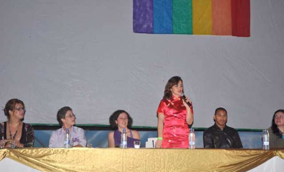 A Secretaria de Estado da Educação (SEED) promove até quinta-feira (06) o 2º Encontro Estadual de Educação LGBT (gays, lésbicas, bissexuais, transexuais e travestis), em Pontal do Paraná. Participam cerca de 500 professores, pedagogos e funcionários da rede pública estadual. O evento discute propostas para enfrentar nas escolas a discriminação e o preconceito que envolvem o tema.