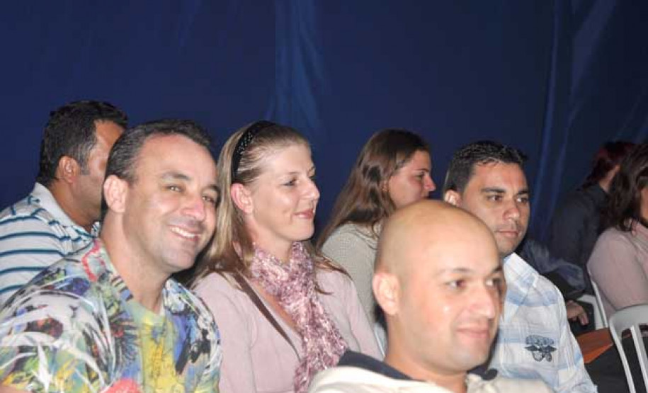 A Secretaria de Estado da Educação (SEED) promove até quinta-feira (06) o 2º Encontro Estadual de Educação LGBT (gays, lésbicas, bissexuais, transexuais e travestis), em Pontal do Paraná. Participam cerca de 500 professores, pedagogos e funcionários da rede pública estadual. O evento discute propostas para enfrentar nas escolas a discriminação e o preconceito que envolvem o tema.