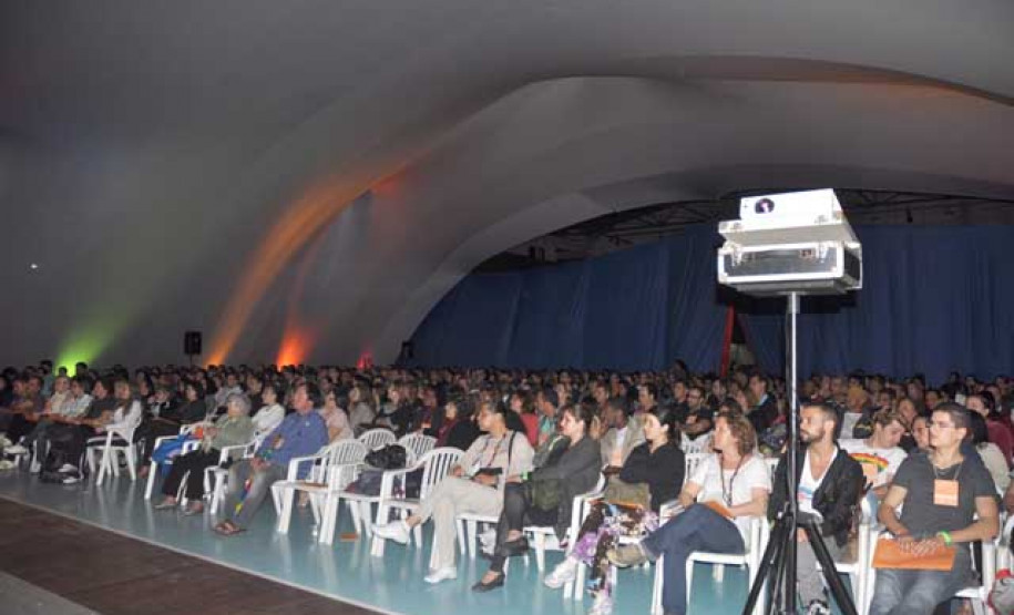 A Secretaria de Estado da Educação (SEED) promove até quinta-feira (06) o 2º Encontro Estadual de Educação LGBT (gays, lésbicas, bissexuais, transexuais e travestis), em Pontal do Paraná. Participam cerca de 500 professores, pedagogos e funcionários da rede pública estadual. O evento discute propostas para enfrentar nas escolas a discriminação e o preconceito que envolvem o tema.