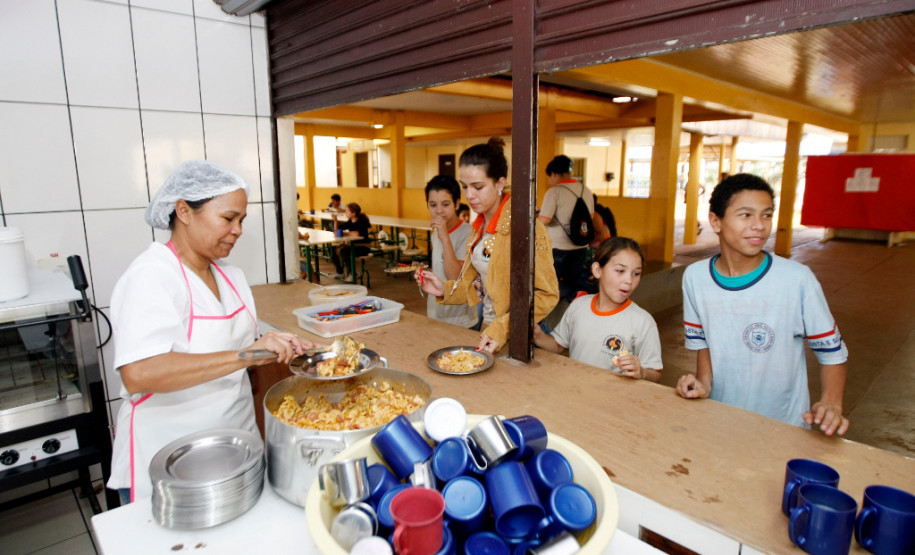 18-06-13 - Foz do Iguaçu, obras no Colégio Estadual Presidente Costa e Silva. Na foto a merendeira Marli Ramos Zanatta.